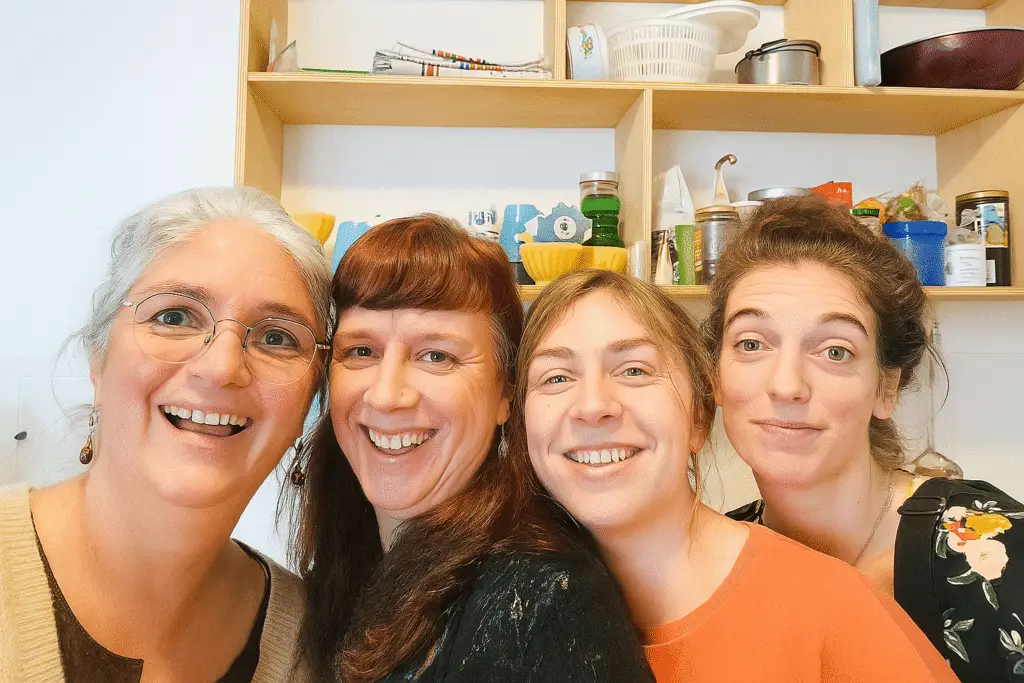 Quatre sages-femmes du cabinet AAD Toulouse souriantes, posant ensemble dans une ambiance conviviale.